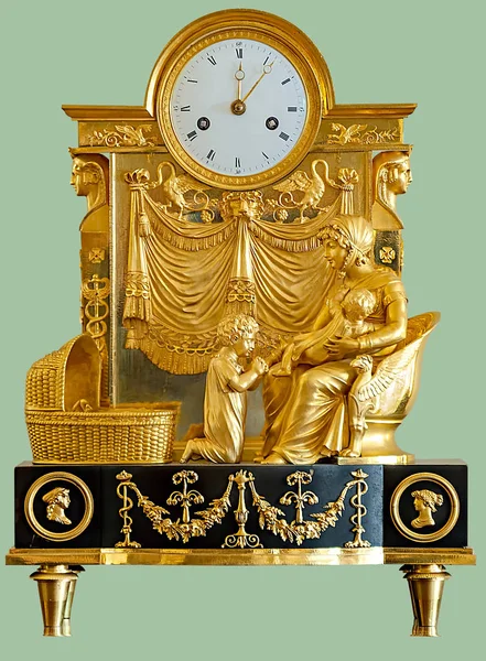 Relógio Antigo Mantel Com Estatuetas Douradas Uma Mulher Crianças Fundo — Fotografia de Stock