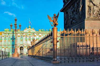 St. Petersburg, Rusya - 21 Ekim 2018: Devlet Hermitage Müzesi Kış Sarayı Meydanı'nda yer alan. Bu ikinci dünyanın en büyük Sanat Müzesi ve koleksiyonları üzerinde de 3 milyon öğeleri sergiler.