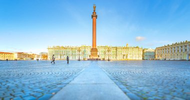 St. Petersburg, Rusya - 21 Ekim 2018: Devlet Hermitage Müzesi Kış Sarayı Meydanı'nda yer alan. Bu ikinci dünyanın en büyük Sanat Müzesi ve koleksiyonları üzerinde de 3 milyon öğeleri sergiler.