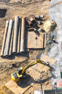 Havadan görünümü devam eden inşaat ve site hazırlık.