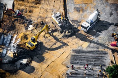 Havadan görünümü devam eden inşaat ve site hazırlık.