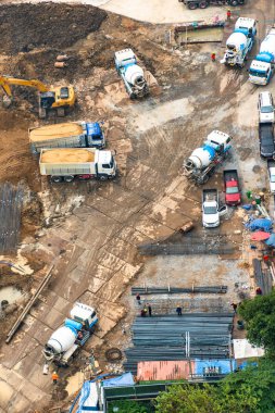 Havadan görünümü devam eden inşaat ve site hazırlık.