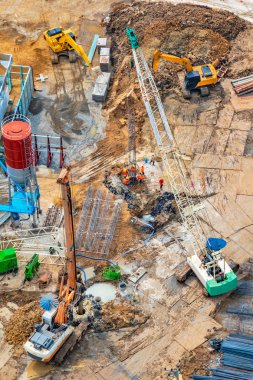 Havadan görünümü devam eden inşaat ve site hazırlık.