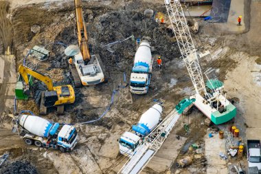 Havadan görünümü devam eden inşaat ve site hazırlık.