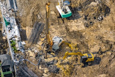Bir inşaatta çalışma beton Fore Kazık Vakfı havadan görünümü. 