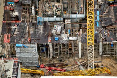 Bir bina inşaat havadan görünümü devam eden site kule vinç, iskele, formu iş, inşaat malzemeleri, ekipman ve ekipleri iş onların görevleri.