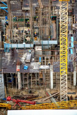 Bir bina inşaat havadan görünümü devam eden site kule vinç, iskele, formu iş, inşaat malzemeleri, ekipman ve ekipleri iş onların görevleri.
