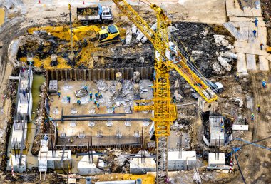 Bir inşaatta çalışma Vakfı havadan görünümü.