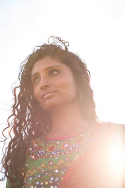 Düşünce ağır güzel kadın