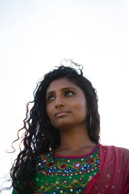 Düşünce ağır güzel kadın