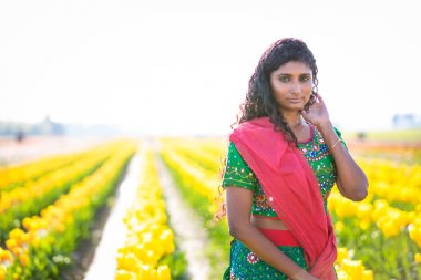 Vbrant geleneksel elbise güzel Hint kadın