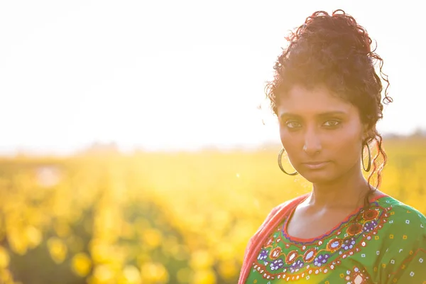 Hermosa mujer india en vestido tradicional vbrant —  Fotos de Stock