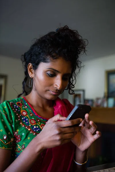 Linda exótico procurando Asiático mulher mensagens de texto Fotos De Bancos De Imagens Sem Royalties