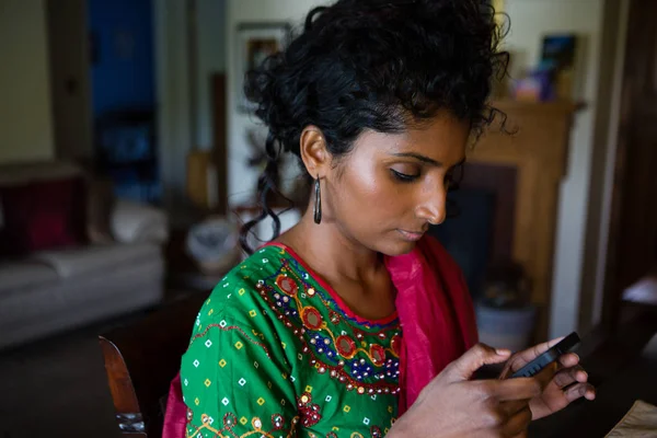 Linda exótico procurando Asiático mulher mensagens de texto Fotos De Bancos De Imagens