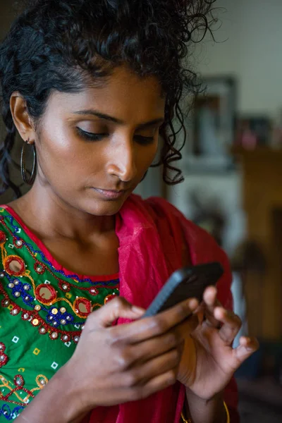 Linda exótico procurando Asiático mulher mensagens de texto Fotos De Bancos De Imagens