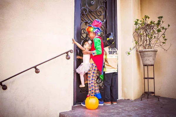 Children in costume at a home to trick or treat — Stock Photo, Image