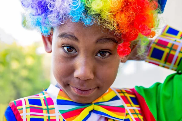 Leuke tiener jongen in clown kostuum op zoek naar camera — Stockfoto