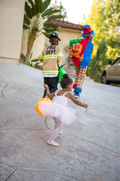 Enfants en costume à la maison pour tromper ou traiter — Photo