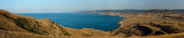 Güzellik doğa manzara Crimea deniz kıyısı ve tepeler, Meganumber cape (Meganom), Sudak ile. Panorama yatay fotoğraf