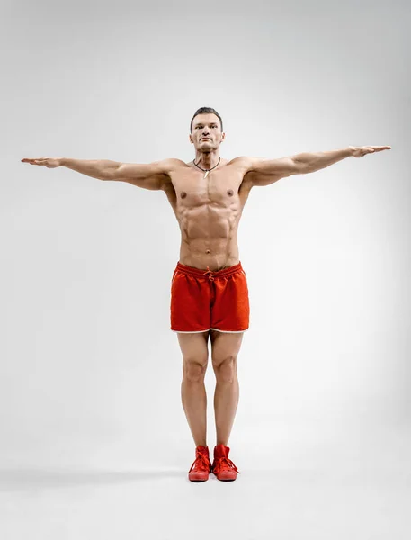 Guy Atleet Bodybuilder Doet Warming Handen Partijen Grijze Achtergrond — Stockfoto