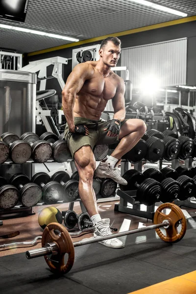 Sehr Leistungsstarker Typ Bodybuilder Führt Übung Mit Gewicht Aus Fitnessstudio — Stockfoto