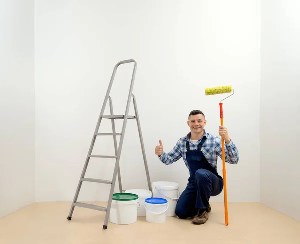 Worker Pintor Con Herramienta Habitación Blanca Paredes Concepto Pintura — Foto de Stock