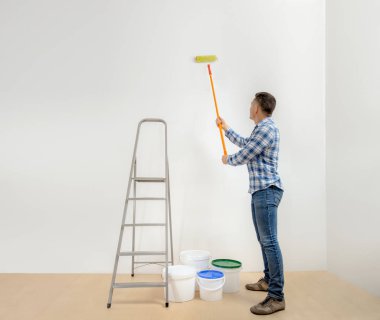 alt - beyaz odada aracıyla ressam. Kavramı boya duvarlar