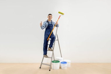 alt - beyaz odada aracıyla ressam. Kavramı boya duvarlar