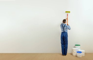 alt - beyaz odada aracıyla ressam. Kavramı boya duvarlar