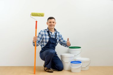 alt - beyaz odada aracıyla ressam. Kavramı boya duvarlar