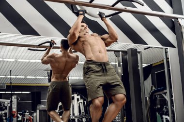 çok güç adam - vücut geliştirmeci, egzersiz ile kilo, spor salonu içinde çalıştırmak için fotoğraf