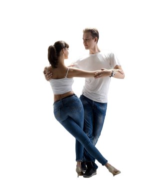 Sosyal danse (kizomba veya bachata veya semba veya taraxia), izole, beyaz arka plan üzerinde dans güzellik çift