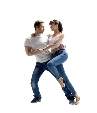 Sosyal danse (kizomba veya bachata veya semba veya taraxia), izole, beyaz arka plan üzerinde dans güzellik çift