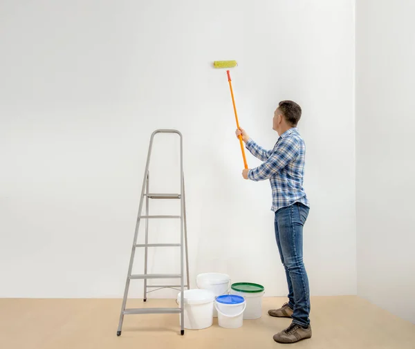 Worker Pintor Con Herramienta Habitación Blanca Paredes Concepto Pintura — Foto de Stock