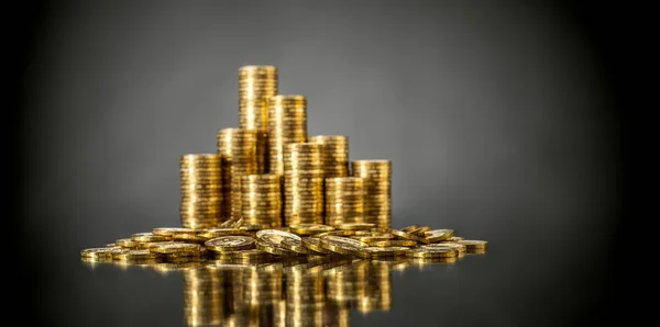Натюрморт Багатьох Рутинних Золотих Грошей Або Монет Сірому Фоні — стокове фото