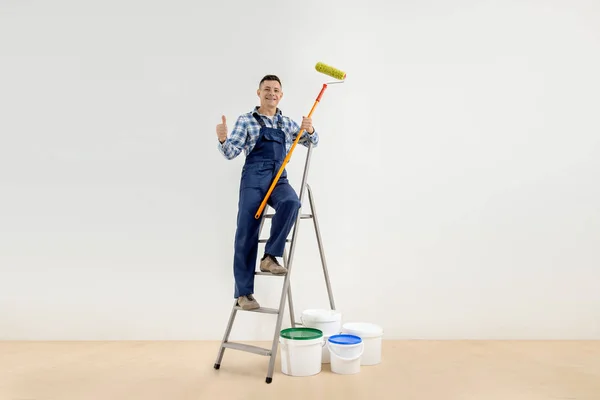 Arbeiter Maler Mit Werkzeug Weißen Raum Wandbemalung Konzept — Stockfoto