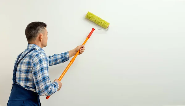 Worker Pintor Con Herramienta Habitación Blanca Paredes Concepto Pintura — Foto de Stock