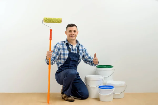 Lavoratore Pittore Con Strumento Nella Camera Bianca Pareti Pittura Concetto — Foto Stock