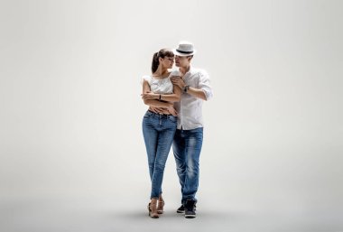 Güzellik çift ışık gri arka plan üzerinde dans eden sosyal danse (kizomba veya bachata veya semba veya taraxia),