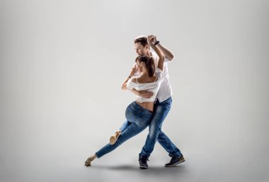 Güzellik çift ışık gri arka plan üzerinde dans eden sosyal danse (kizomba veya bachata veya semba veya taraxia),
