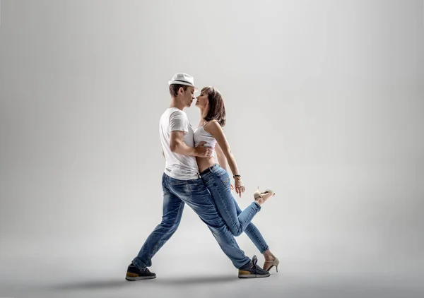 Супружеская Пара Танцующая Социальный Данс Кизомба Бачата Семба Тараксия Светло — стоковое фото