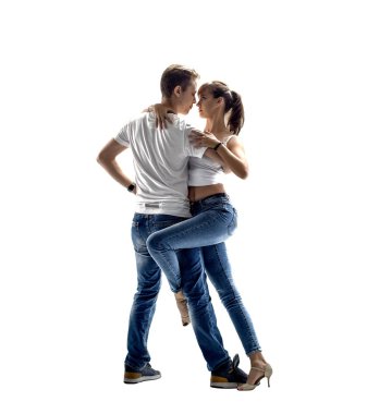 Sosyal danse (kizomba veya bachata veya semba veya taraxia), izole, beyaz arka plan üzerinde dans güzellik çift