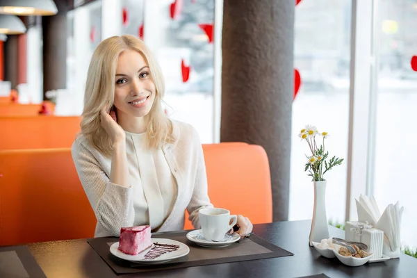 Bardzo Piękne Szczęśliwe Młoda Kobieta Siedzieć Cafe Jeść Deser Kawy — Zdjęcie stockowe
