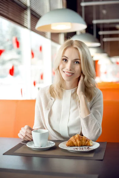 Heel Mooi Gelukkig Jonge Vrouw Zitten Het Cafe Eten Croissant — Stockfoto