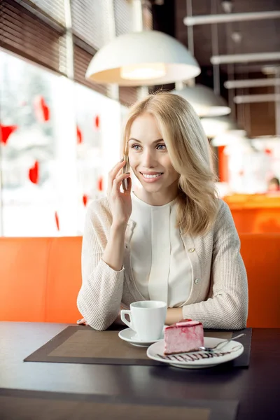 Mulher Muito Bonita Feliz Jovem Sente Café Fale Telefone Retrato — Fotografia de Stock