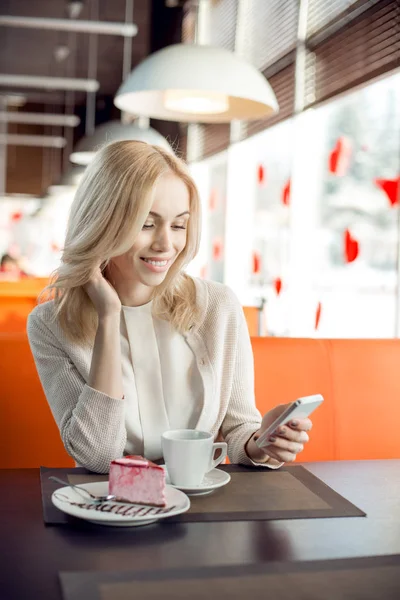 Çok Güzel Mutlu Genç Bir Kadın Kafede Oturup Telefon Üzerinde — Stok fotoğraf