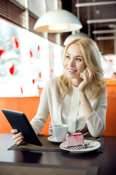 Muy Guapa Feliz Jovencita Siéntate Café Habla Por Teléfono Retrato —  Fotos de Stock