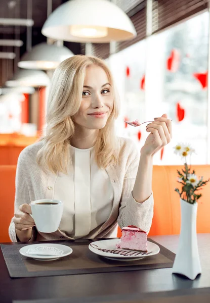 非常に美しい若い女性が カフェ コーヒーまたは紅茶 垂直方向の肖像画とデザートを食べることに座っています — ストック写真