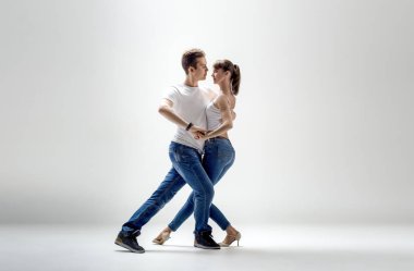Güzellik çift ışık gri arka plan üzerinde dans eden sosyal danse (kizomba veya bachata veya semba veya taraxia),