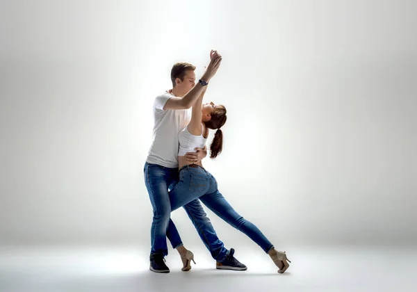 Schönheitspaar Tanzt Gesellschaftstanz Kizomba Oder Bachata Oder Semba Oder Taraxia — Stockfoto